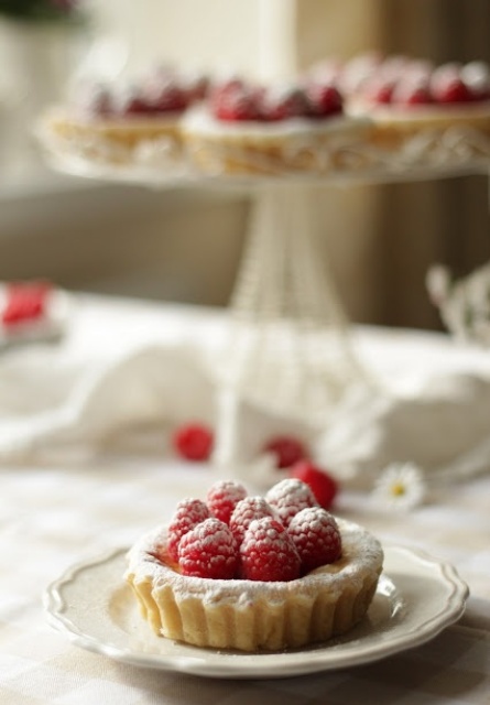 a mini tart with fresh raspberries and sugar powder on top is a classic idea that works for most of people