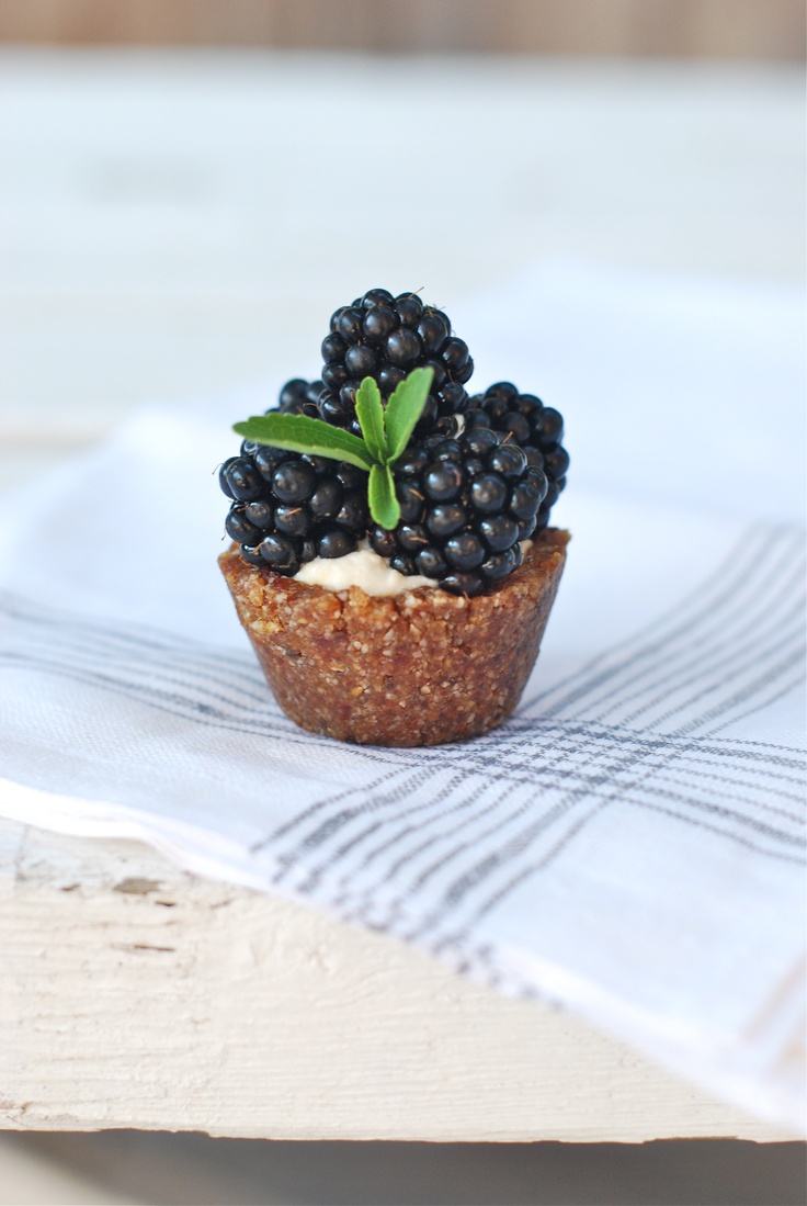 A mini tartlet filled with curstard and topped with blackberries is a delicious little dessert