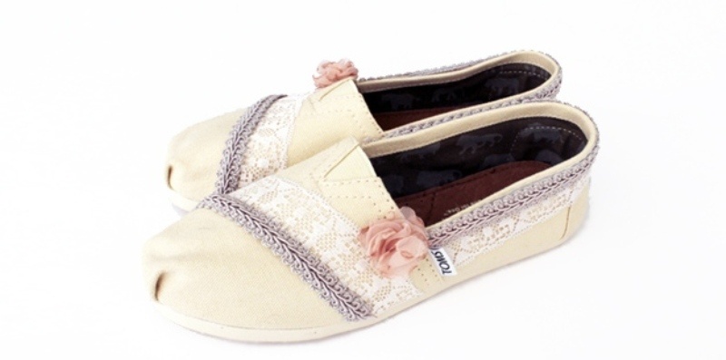 Diy Toms With Lace And Flowers Perfect For Summer Wedding