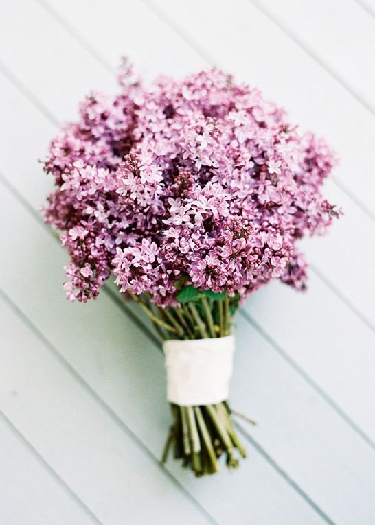 A lilac wedding bouquet with a white wrap is a simple and cool idea for a summer boho bride