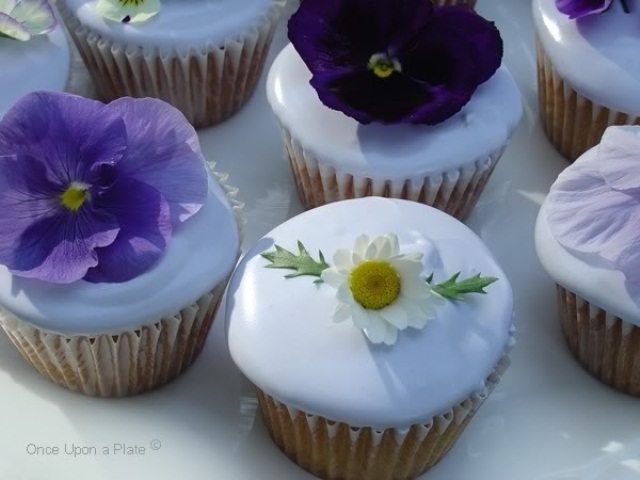 Cupcakes topped with purple blooms and chives look chic, beautiful and very romantic
