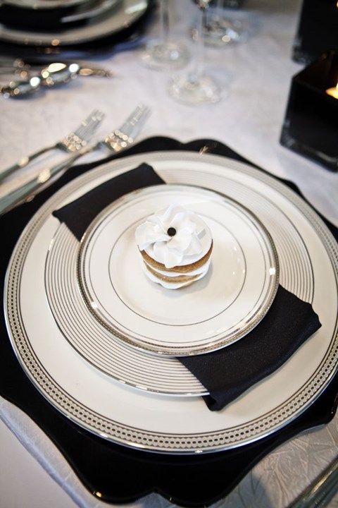 a chic black and white tablscape with a silver touch, elegant plates and black placemats and napkins