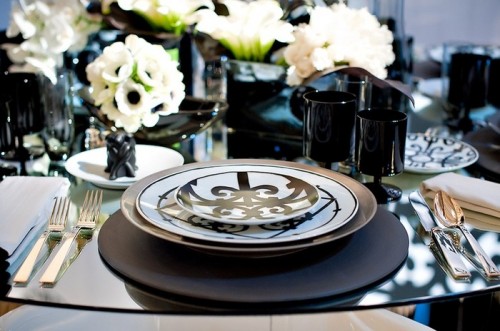 printed plates, black vases and glasses and neutral blooms create a chic and bold look