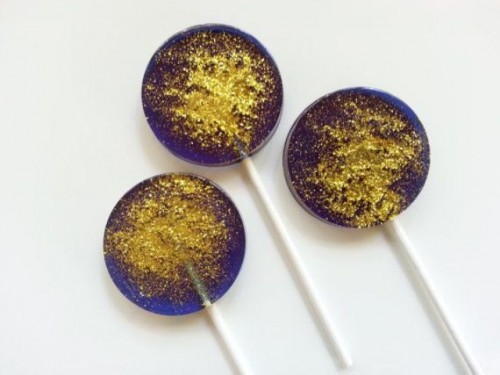 navy and gold pops for your wedding dessert table