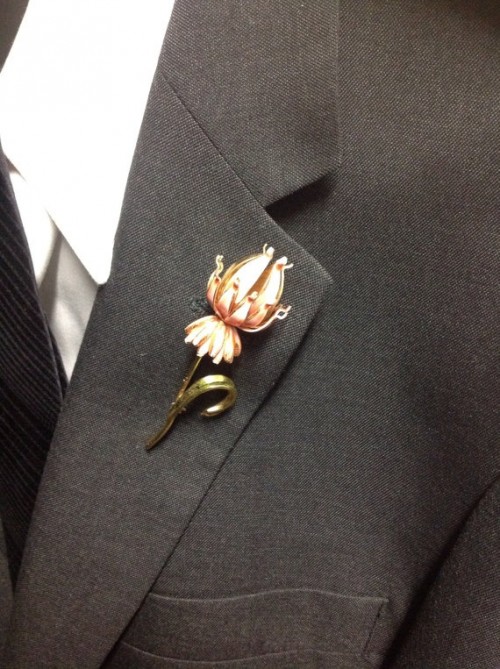a vintage jewelry pin shaped as a tulip is a lovely wedding boutonniere idea that can be rocked anytime and looks creative