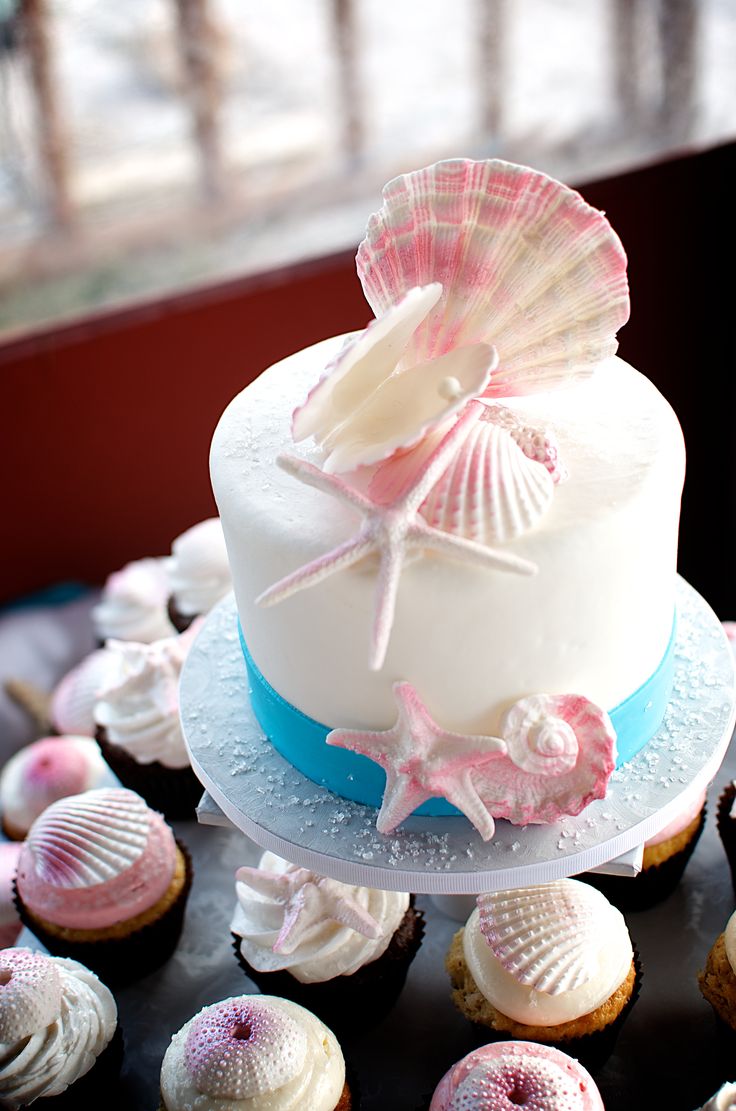 A beach bridal shower cake with seashells, starfish made of sugar looks very cool and very stylish