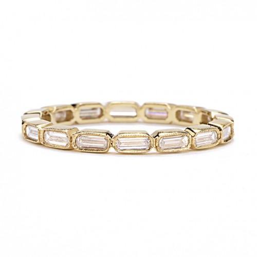 a gold and diamon ring is a pretty and chic idea for a modern glam bride