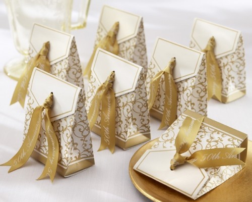 white and gold printed packs with sweets are great for a refined gold and white wedding