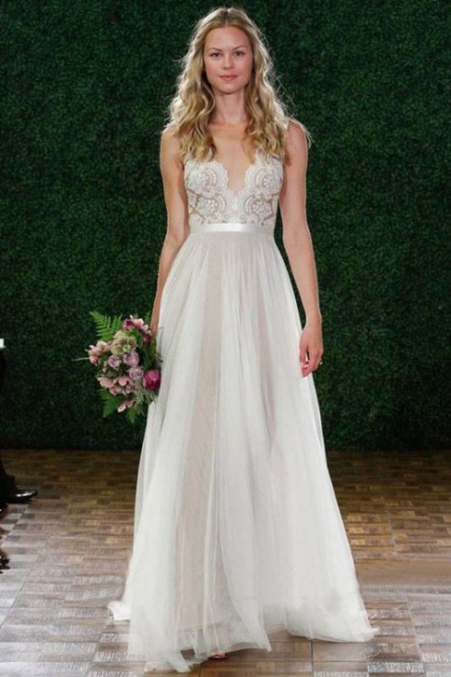 a chic A-line wedding dress with a lace bodice, a pleated skirt and no sleeves is a very romantic and chic idea to go for