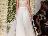 a beautiful and chic A-line wedding dress with a lace bodice, no sleeves and a V-neckline, a pleated full skirt for a wow look