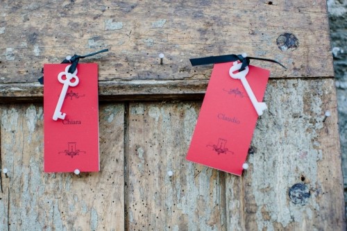 red cards with vintage keys are amazing as escort cards or wedding favors