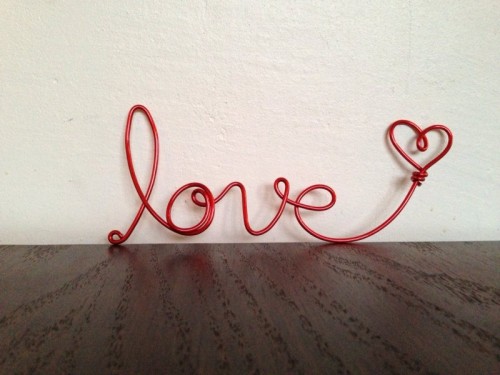 a LOVE word made of red wire is a cool idea for wedding decor in any season