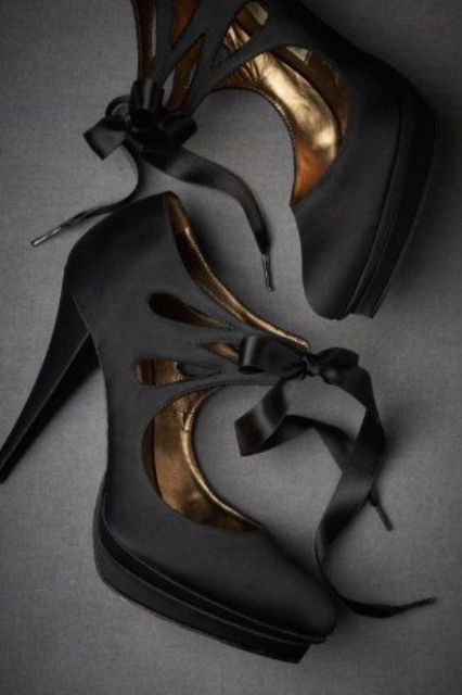 refined black and gold platform shoes with cutouts, ribbon with a bow and high heels are a beautiful solution for a Halloween bride