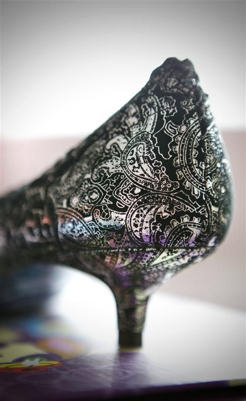 black kitten heels with silver prints are a catchy and bold idea for a Halloween bride, they look very bold and cool and will match a celestial wedding, too
