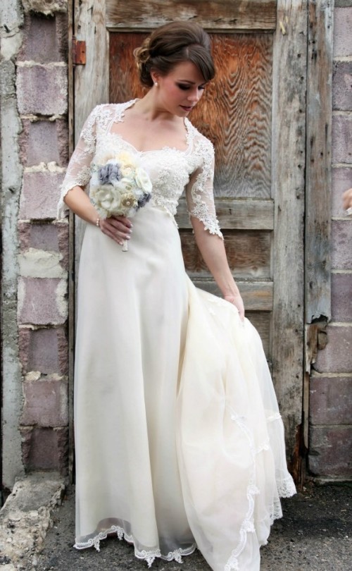 a vintage plain wedding dress with a lace edge and a lace detail on the bodice plus sleeves is a chic and lovely idea for a vintage-loving bride