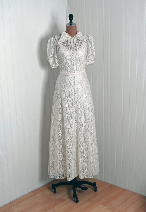 a chic lace tea-length vintage-inspired wedding dress with a shirt collar and short sleeves is amazing for a vintage wedding or a retro one