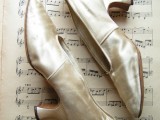 pearly velvet vintage wedding shoes will add a strong vintage feel to the look and a refined touch with velvet