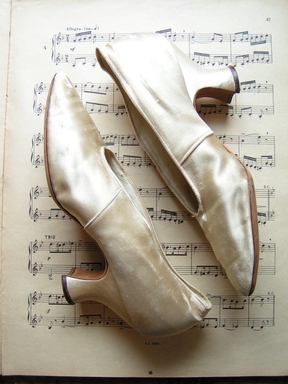 Pearly velvet vintage wedding shoes will add a strong vintage feel to the look and a refined touch with velvet