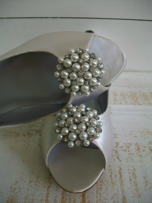 silver open toe shoes with pearly circles for a romantic vintage touch to the look and a chic feel