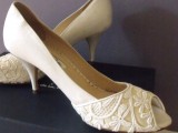 ivory shoes of lace and plain leather, with peep toes look romantic and chic