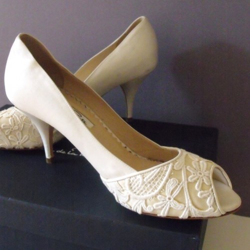 ivory shoes of lace and plain leather, with peep toes look romantic and chic