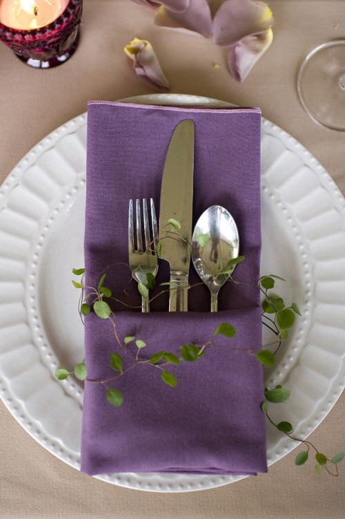 a greenery branch will easily refresh your place settings and will make them cooler and more spring-like