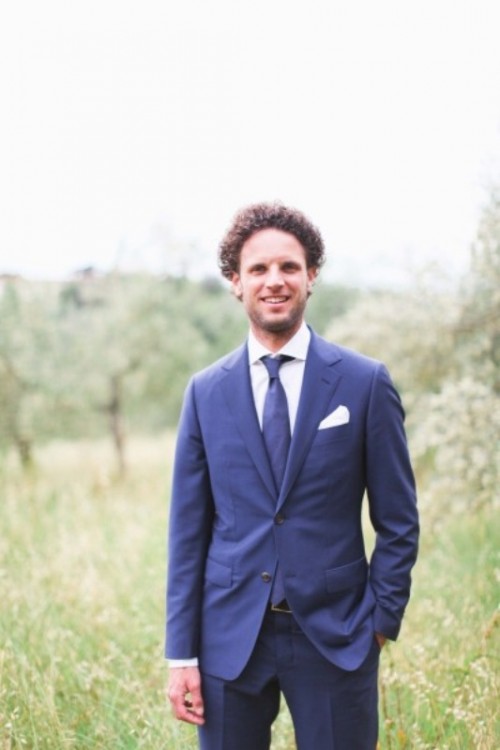 a navy suit, a navy tie and a white shirt for a simple and modern groom's look