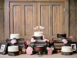 wooden crates and wood slices for holding wedding cakes will be nice for rustic weddings