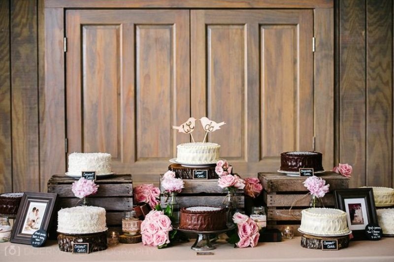 wooden crates and wood slices for holding wedding cakes will be nice for rustic weddings