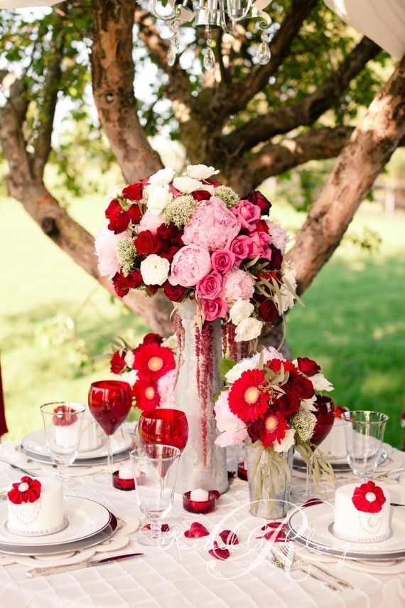 Bold and chic floral arrangements in red, light pink, blush and white will be a great choice for a Valentine's Day wedding