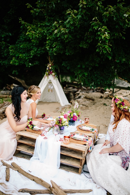 Intimate and colorful boho beach wedding inspiration  17