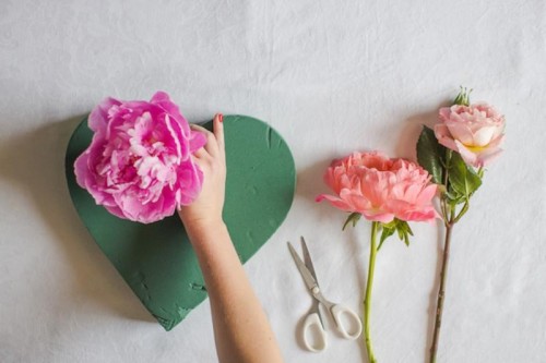 Lovely DIY Fresh Flower Heart For Wedding Decor