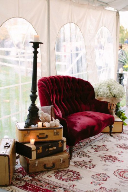 a burgundy velvet sofa is a lovely idea for a refined wedding, it can be part of a lounge at a fall or winter celebration