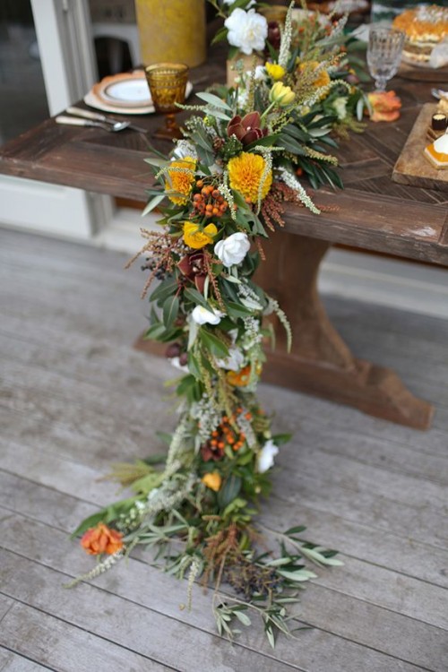 a textural fall-inspired table garland with white, marigold and brown blooms looks refined and unusual