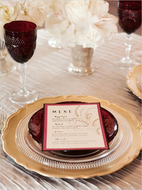 Marsala glasses and plates make the neutral tablescape bolder and catchier and bring a colorful touch to it