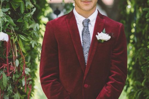 a marsala velvet blazer is a nice idea for a fall or a winter wedding, it will keep a groom warm and will catch the eyes with color