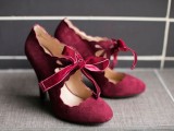 beautiful marsala wedding shoes with a scallop edge and lovely bows will give a vintage and colorful touch to the bridal look