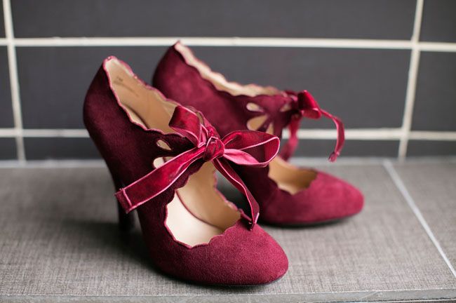 Beautiful marsala wedding shoes with a scallop edge and lovely bows will give a vintage and colorful touch to the bridal look