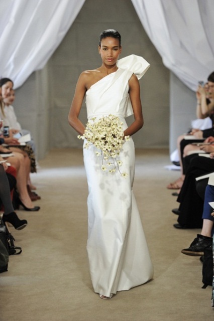a minimalist one shoulder wedding dress with draperies and a long petal on the shoulder is a bold idea