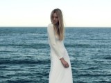 a minimalist A-line plain wedding dress with a high neckline and long sleeves for a coastal bride is a very fresh solution