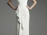 a strapless fitting wedding dress with draperies and ruffles for a modern and simple bridal look