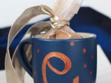 perfect-for-winter-wedding-diy-mug-hot-cocoa-favors-1
