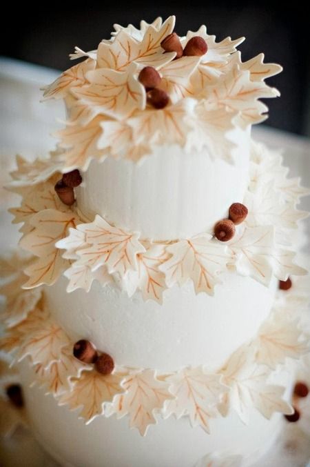 a fall woodland weddign cake in white decorated with sugar leaves and acorns is a beautiful idea for a fall wedding, not only a woodland one
