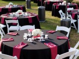 black tablecloths, red napkins and touches of white to refresh the wedding decor