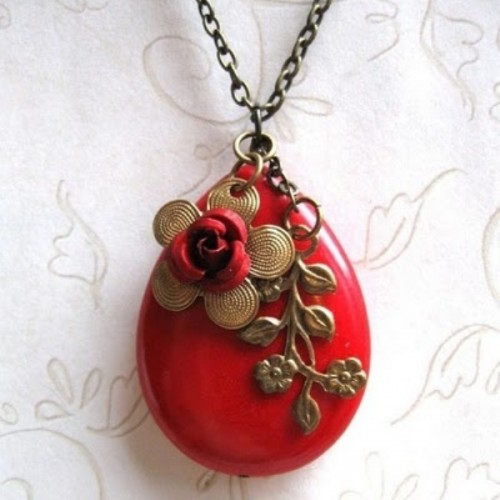 a red pendant with gold detailing is a chic idea for a bride or bridesmaids will be a cool vintage accessory