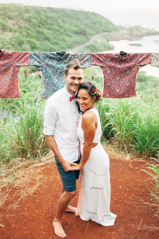 Relaxed and fun red and green hawaiian wedding inspiration  1