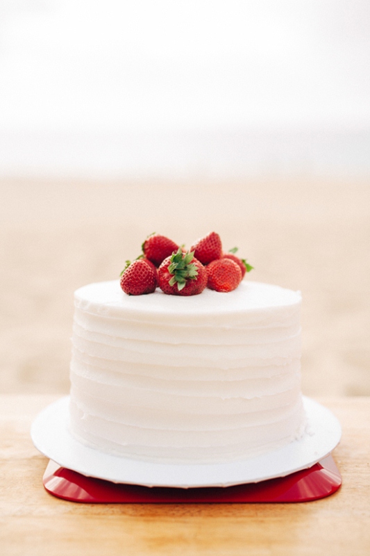 Relaxed and fun red and green hawaiian wedding inspiration  11