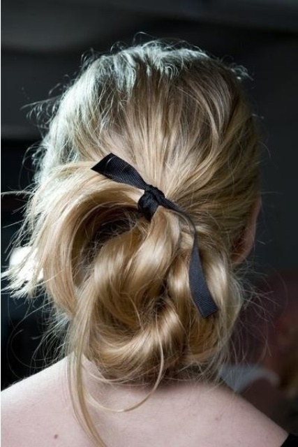 a super messy twisted and loose low bun with a black ribbon is a lovely idea for a laid-back and relaxed look