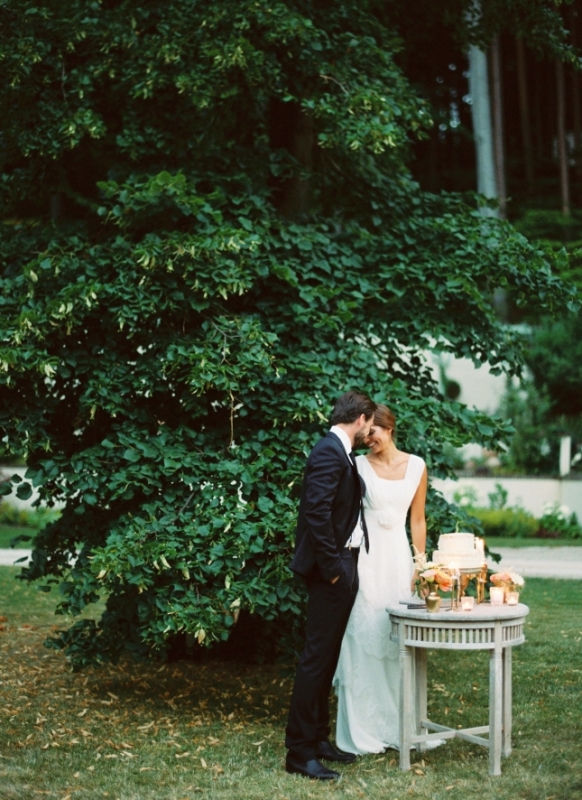 Romantic and fresh summertime garden wedding ideas  15