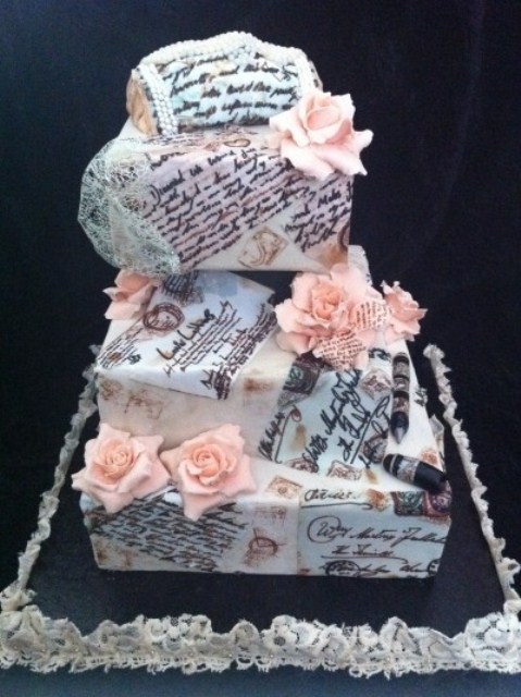 a box wedding cake with love letters, edible pearls, a veil, pink roses and edible pens is a unique solution for a vintage inspired wedding